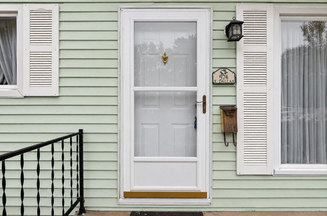 574 E Dallas Avenue, Madison Heights, MI 48071