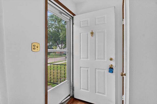 574 E Dallas Avenue, Madison Heights, MI 48071