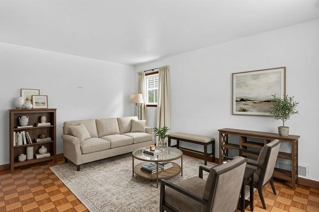 574 E Dallas Avenue, Madison Heights, MI 48071