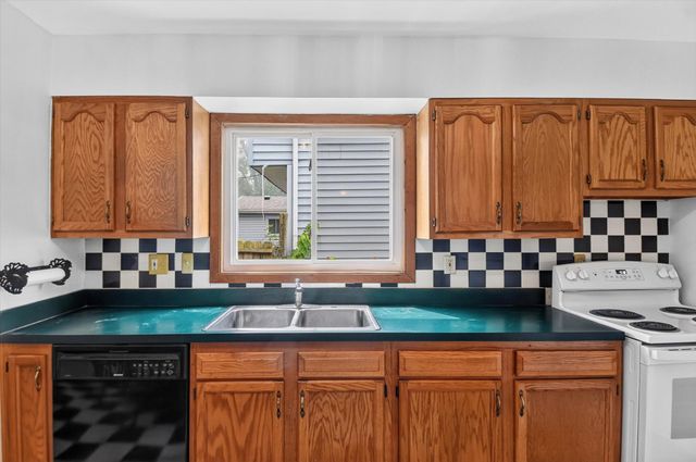 574 E Dallas Avenue, Madison Heights, MI 48071