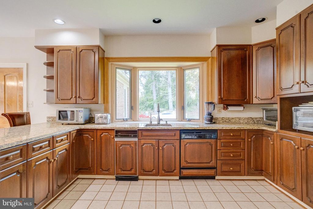 Image 27 of property listing at 30 PINEY MEETINGHOUSE CT, Potomac, MD 20854
