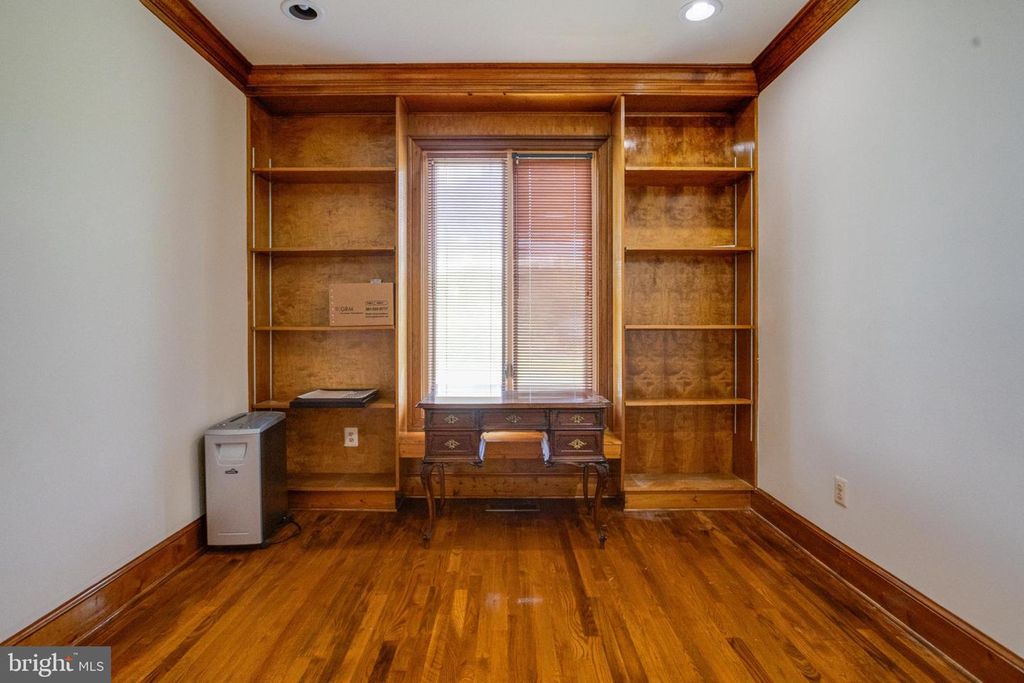 Image 34 of property listing at 30 PINEY MEETINGHOUSE CT, Potomac, MD 20854