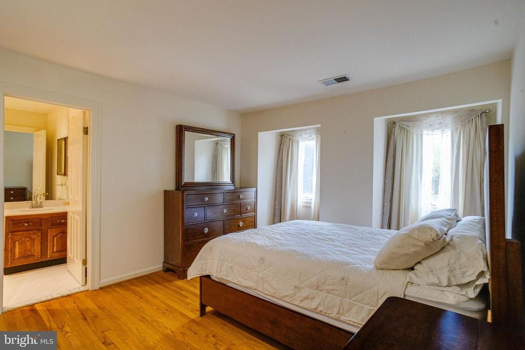 Image 43 of property listing at 30 PINEY MEETINGHOUSE CT, Potomac, MD 20854