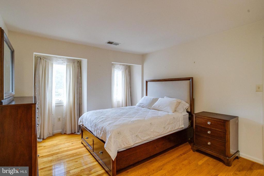Image 45 of property listing at 30 PINEY MEETINGHOUSE CT, Potomac, MD 20854