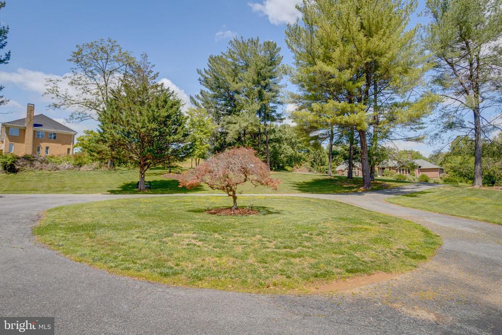 Image 5 of property listing at 30 PINEY MEETINGHOUSE CT, Potomac, MD 20854