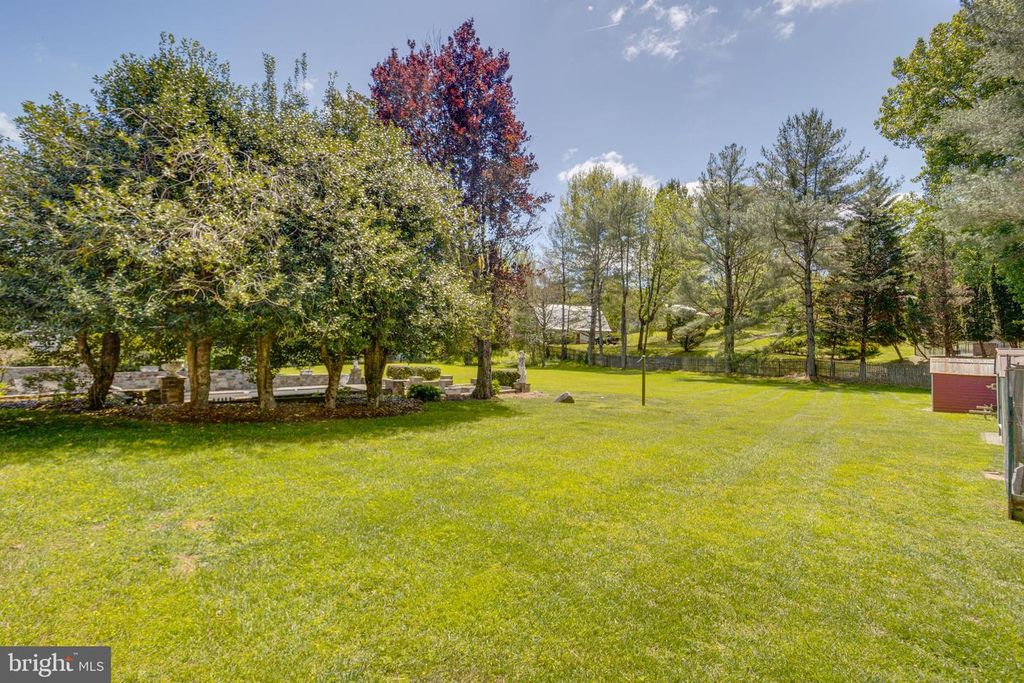 Image 76 of property listing at 30 PINEY MEETINGHOUSE CT, Potomac, MD 20854