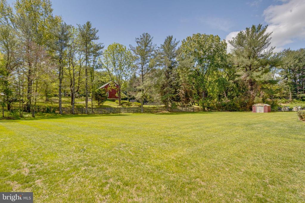 Image 85 of property listing at 30 PINEY MEETINGHOUSE CT, Potomac, MD 20854