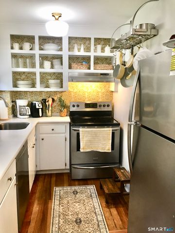 10 Woods Lane, Simsbury, CT 06070