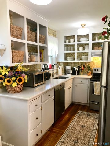 10 Woods Lane, Simsbury, CT 06070