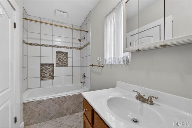 126 S Jefferson Avenue, Collinsville, IL 62234