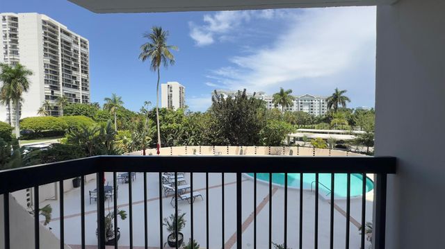 2425 Presidential Way 203, West Palm Beach, FL 33401