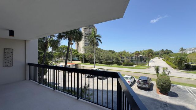 2425 Presidential Way 203, West Palm Beach, FL 33401