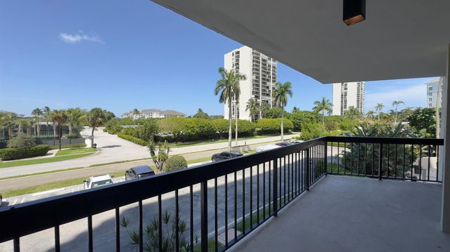 2425 Presidential Way 203, West Palm Beach, FL 33401