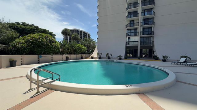 2425 Presidential Way 203, West Palm Beach, FL 33401