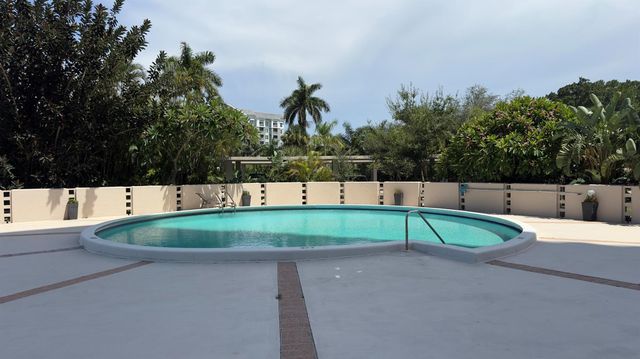 2425 Presidential Way 203, West Palm Beach, FL 33401