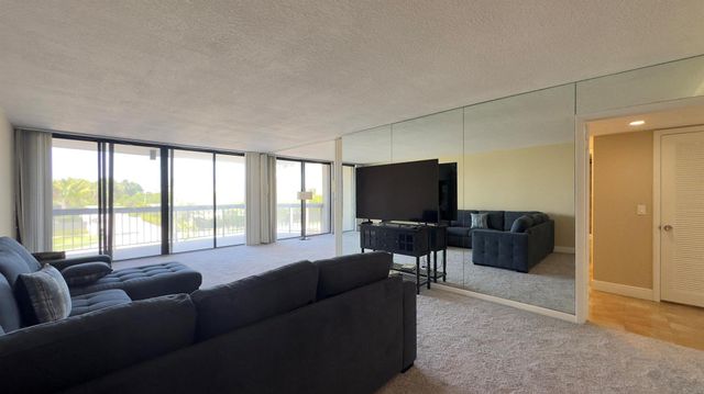 2425 Presidential Way 203, West Palm Beach, FL 33401