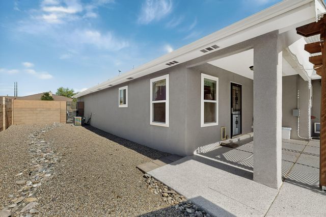 1050 WAGON TRAIL Street, Los Lunas, NM 87031