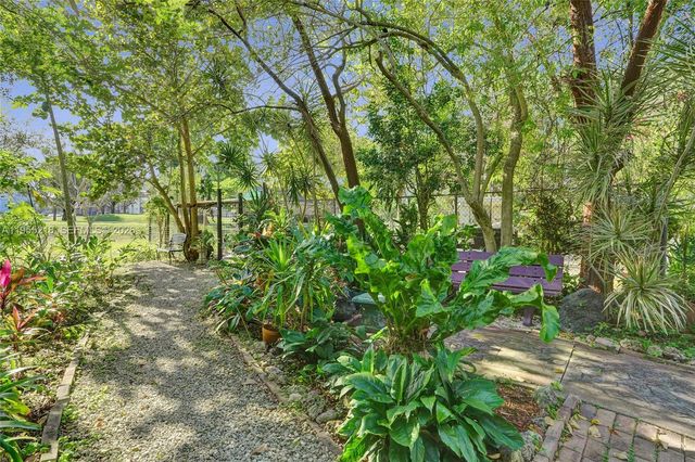 900 SW 128th Ave 103D, Pembroke Pines, FL 33027