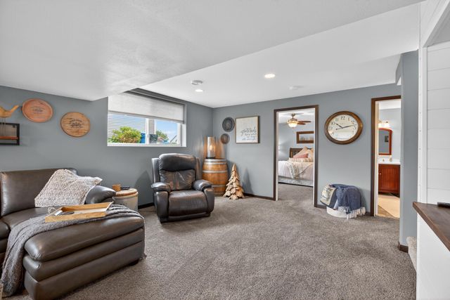 4817 Yellowstone Drive, Waterloo, IA 50701