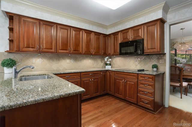 30435 Oakview Way, Bingham Farms Village, MI 48025