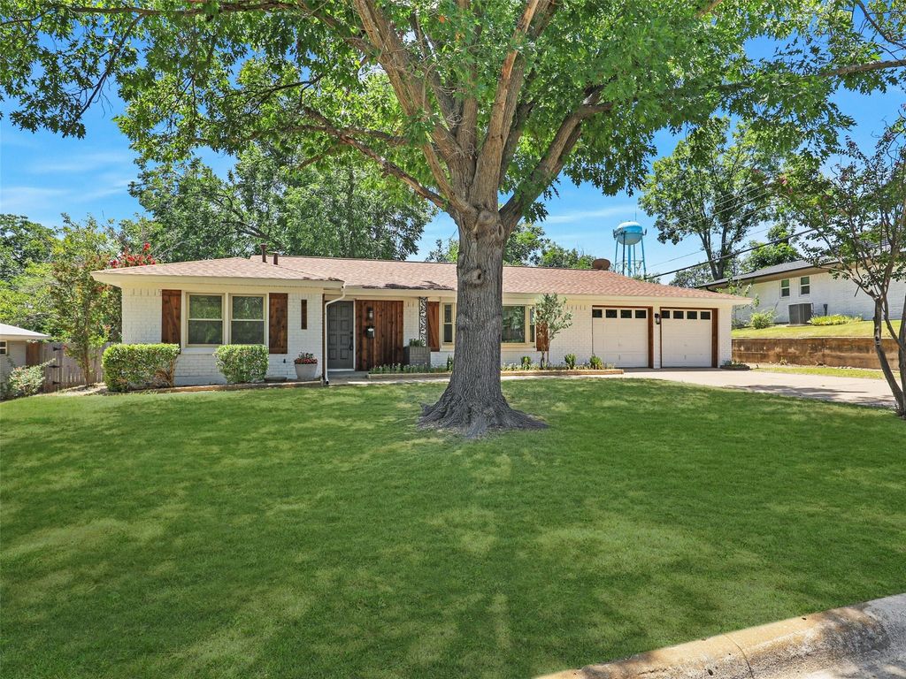 8025 Northbrook Drive, Benbrook, TX 76116