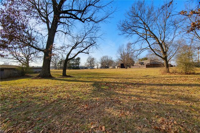 1349 Harmon Road, Fayetteville, AR 72704