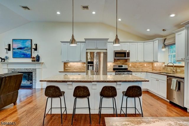 44 Northview Dr, Morris Plains Boro, NJ 07950