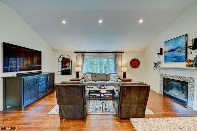 44 Northview Dr, Morris Plains Boro, NJ 07950