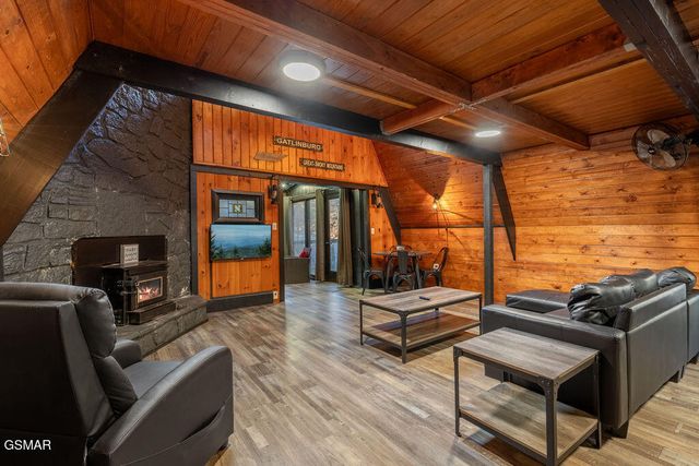 1043 Ski Mountain Road, Gatlinburg, TN 37738