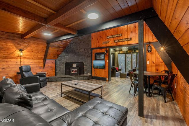 1043 Ski Mountain Road, Gatlinburg, TN 37738