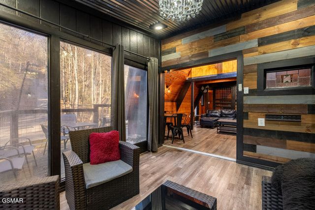 1043 Ski Mountain Road, Gatlinburg, TN 37738