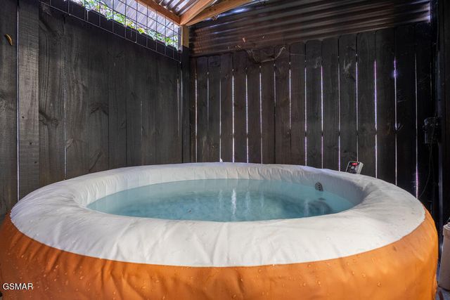 1043 Ski Mountain Road, Gatlinburg, TN 37738