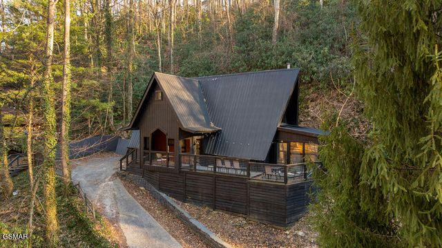 1043 Ski Mountain Road, Gatlinburg, TN 37738