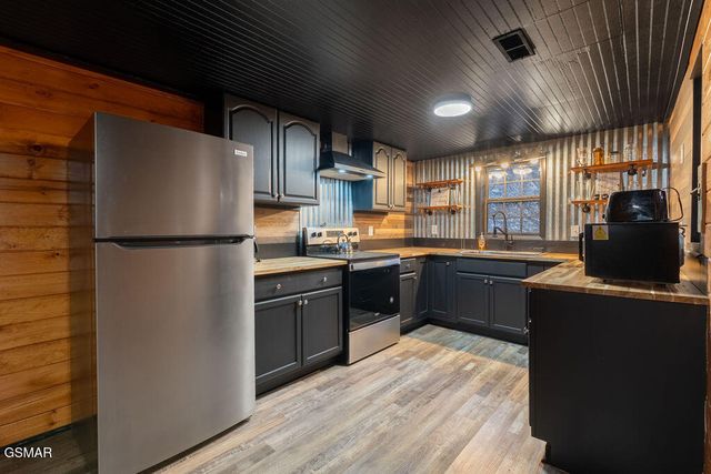 1043 Ski Mountain Road, Gatlinburg, TN 37738