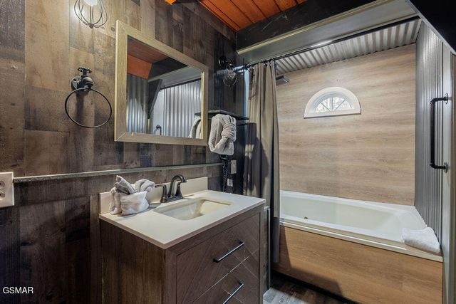 1043 Ski Mountain Road, Gatlinburg, TN 37738