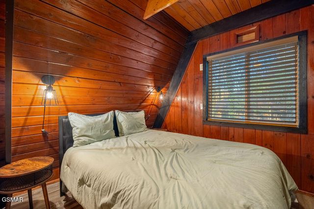 1043 Ski Mountain Road, Gatlinburg, TN 37738