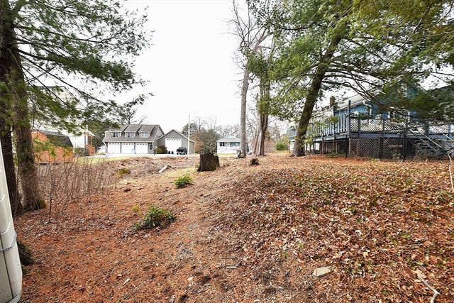 16 Black Point Rd, Webster, MA 01570