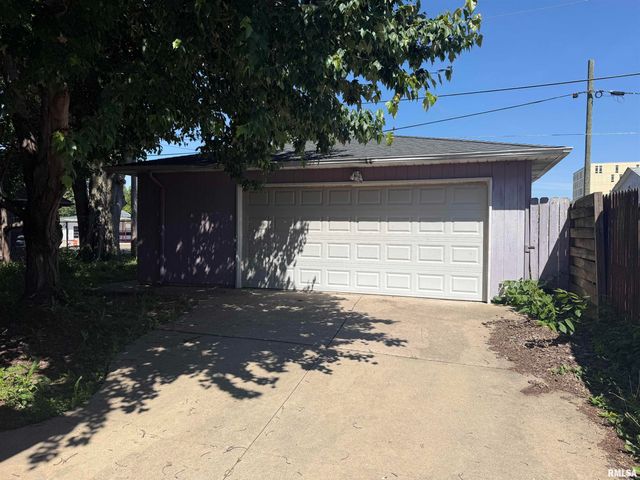 614 S 12TH Street, Pekin, IL 61554