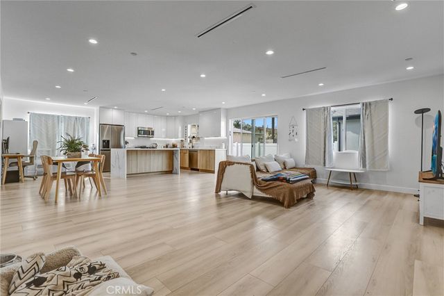 7445 Oakdale Avenue, Winnetka, CA 91306