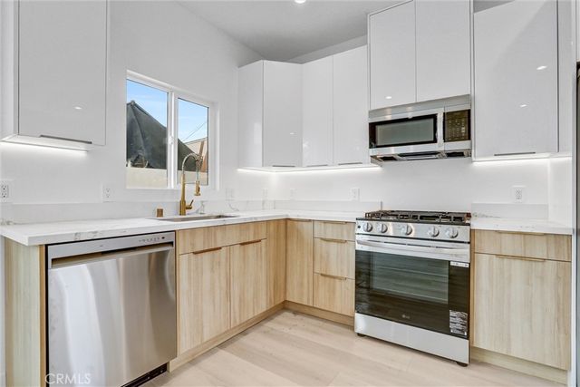 7445 Oakdale Avenue, Winnetka, CA 91306