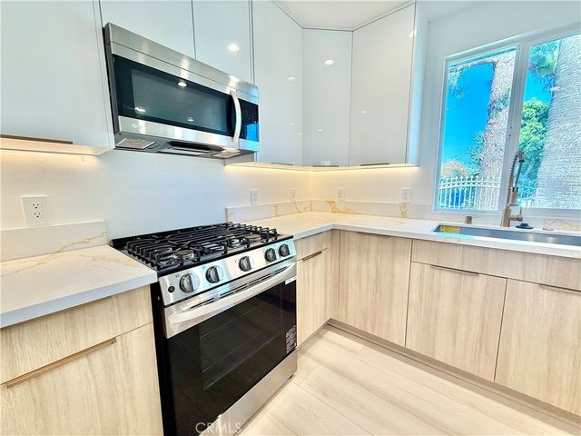 7445 Oakdale Avenue, Winnetka, CA 91306