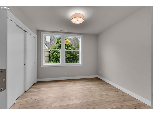 5007 Se STARK St, Portland, OR 97215