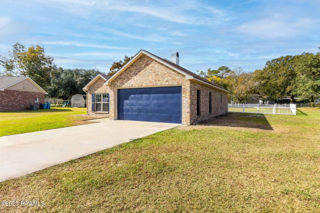 1009 Gleaux Drive, Breaux Bridge, LA 70517