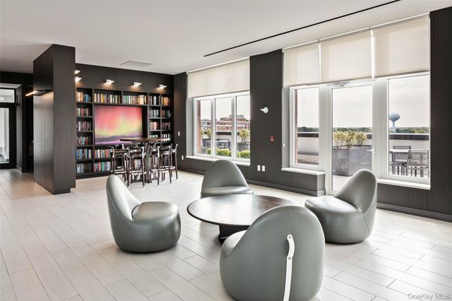 199 2nd St E902, Mineola, NY 11501