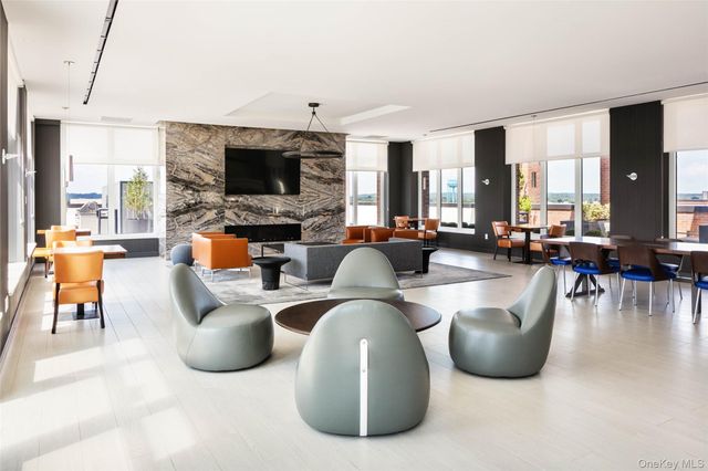 199 2nd St E902, Mineola, NY 11501