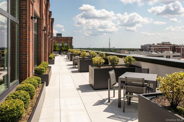 199 2nd St E902, Mineola, NY 11501