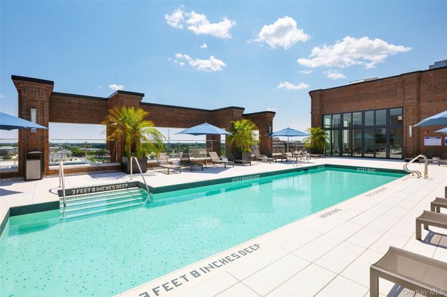 199 2nd St E902, Mineola, NY 11501