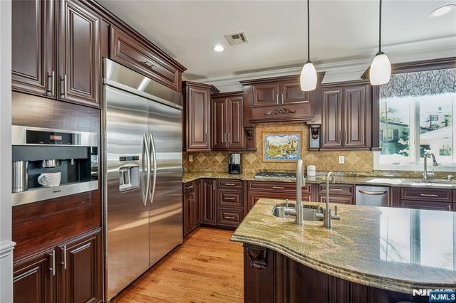 25 Page Drive, Oakland, NJ 07436