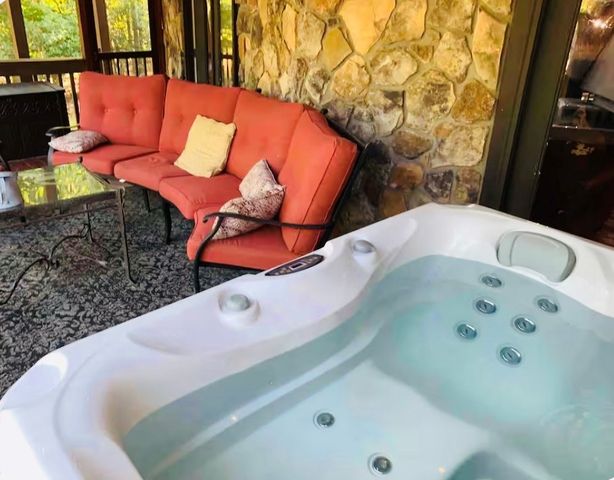 22 Waterloon Trl, Morganton, GA 30560