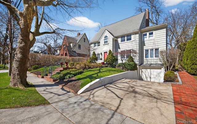 7 Grace Court N, Great Neck, NY 11021